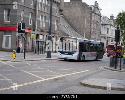 Premier bus de groupe à Aberdeen Écosse Banque D'Images