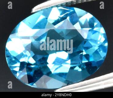 Superbe pierre précieuse Aquamarine avec lumière réfléchissante de coupe brillante. Banque D'Images