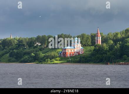 Église de Transfiguration Kazan dans la ville de Tutaev sur les rives de la Volga Banque D'Images