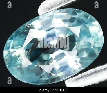 Pierre précieuse Aquamarine naturelle exquise avec une lumière réfléchissante à facettes brillantes. Banque D'Images