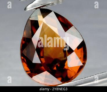 Majestueuse Teardrop Natural citrine Gemstone scintillant avec des teintes chaudes. Banque D'Images