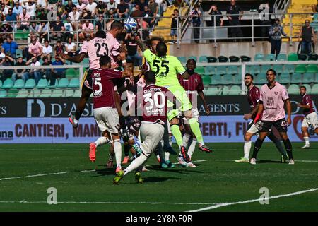 Jeremy le Douaron (Palerme F.C.) coup de tête en action contre Luigi Sepe (Salernitana) lors du match Italien Serie BKT opposant Palermo F.C. vs Salernitana le 6 octobre 2024 au stade Renzo Barbera de Palerme, Italie Banque D'Images