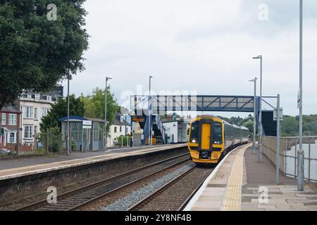 Un train de voyageurs local à destination de Paignton entrant dans une station de Starcross déserte sur l'estuaire de la rivière Exe dans le Devon UK Banque D'Images