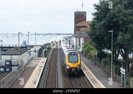 Comme un train de passagers entre dans un autre quitte la gare de Starcross sur l'estuaire Exe dans l'est du Devon UK Banque D'Images