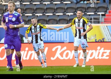 Linz, Autriche. 06 octobre 2024. LINZ, AUTRICHE - 6 OCTOBRE : Valon Berisha du LASK et Robert Zulj du LASK lors du match de l'amiral Bundesliga entre LASK contre SK Austria Klagenfurt au Raiffeisen Arena le 6 octobre 2024 à Linz, Autriche.241006 SEPA 20 070 - 20241006 PD5477 crédit : APA-PictureDesk/Alamy Live News Banque D'Images