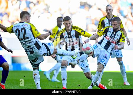 Linz, Autriche. 06 octobre 2024. LINZ, AUTRICHE - 6 OCTOBRE : Filip Stojkovic du LASK, Philipp Ziereis du LASK, Valon Berisha du LASK lors du match de l'Admiral Bundesliga entre LASK contre SK Autriche Klagenfurt au Raiffeisen Arena le 6 octobre 2024 à Linz, Autriche.241006 SEPA 20 071 - 20241006 PD5476 crédit : APA-PictureDesk/Alamy Live News Banque D'Images