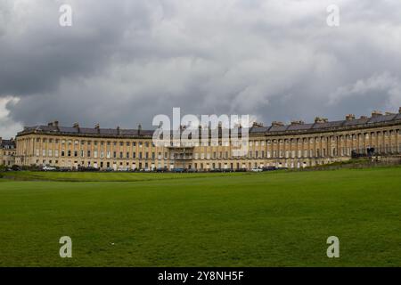 25 avril 2024 Une section du Royal Crescent, une rangée de trente maisons mitoyennes dans la ville de Bath, Somerset, Angleterre. C'est un excellent exemple de Banque D'Images