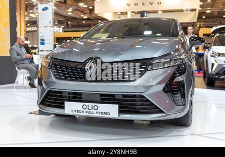 ATHÈNES, GRÈCE - 5 OCTOBRE 2024 : Renault Clio E-Tech Full Hybrid au salon Auto Athina 2024. Banque D'Images