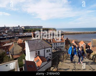 Vue de West Whitby depuis les 199 marches Banque D'Images