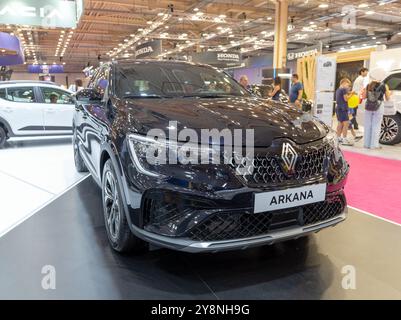 ATHÈNES, GRÈCE - 5 OCTOBRE 2024 : Renault Arkana au salon Auto Athina 2024. Banque D'Images