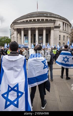 Manchester, Royaume-Uni. 6 octobre 2024. Manchester se tient avec Israel march et Rally. Rassemblement qui a commencé à St Ann's Square, puis a continué à travers le centre-ville jusqu'à la place St Pierre devant la Bibliothèque centrale. Une forte présence policière, avec des policiers armés, et aussi la société de sécurité privée CST étaient présents. Sur la place Saint-Pierre, une femme solitaire agita un drapeau palestien qui fut interrogée par certains membres de la foule pro-israélienne. Pro Israel March Manchester UK. Photo : Garyroberts/worldwidefeatures.com crédit : GaryRobertsphotography/Alamy Live News Banque D'Images