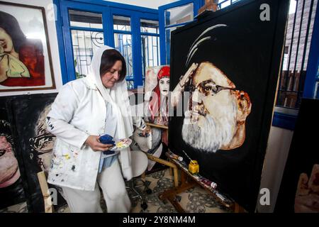 Naplouse, Cisjordanie, Palestine. 5 octobre 2024. Un artiste palestinien peint un portrait du dirigeant libanais du Hezbollah Hassan Nasrallah lors d'une exposition d'art dans la ville de Naplouse en Cisjordanie. Nasrallah a été tué dans une frappe aérienne israélienne dans le sud du Liban (crédit image : © Nasser Ishtayeh/SOPA images via ZUMA Press Wire) USAGE ÉDITORIAL SEULEMENT! Non destiné à UN USAGE commercial ! Banque D'Images