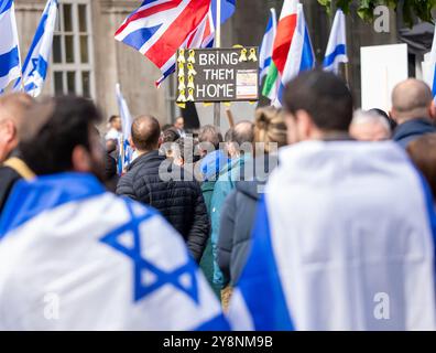 Manchester, Royaume-Uni. 6 octobre 2024. Manchester se tient avec Israel march et Rally. Rassemblement qui a commencé à St Ann's Square, puis a continué à travers le centre-ville jusqu'à la place St Pierre devant la Bibliothèque centrale. Une forte présence policière, avec des policiers armés, et aussi la société de sécurité privée CST étaient présents. Sur la place Saint-Pierre, une femme solitaire agita un drapeau palestien qui fut interrogée par certains membres de la foule pro-israélienne. Pro Israel March Manchester UK. Photo : Garyroberts/worldwidefeatures.com crédit : GaryRobertsphotography/Alamy Live News Banque D'Images