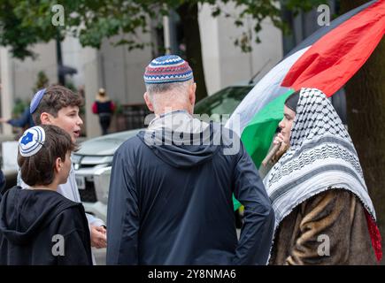 Manchester, Royaume-Uni. 6 octobre 2024. Manchester se tient avec Israel march et Rally. Rassemblement qui a commencé à St Ann's Square, puis a continué à travers le centre-ville jusqu'à la place St Pierre devant la Bibliothèque centrale. Une forte présence policière, avec des policiers armés, et aussi la société de sécurité privée CST étaient présents. Sur la place Saint-Pierre, une femme solitaire agita un drapeau palestien qui fut interrogée par certains membres de la foule pro-israélienne. Pro Israel March Manchester UK. Photo : Garyroberts/worldwidefeatures.com crédit : GaryRobertsphotography/Alamy Live News Banque D'Images