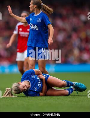 Justine Vanhaevermaet d'Everton entre en collision avec Alessia Russo d'Arsenal lors du match de Super League féminin à l'Emirates Stadium de Londres. Date de la photo : dimanche 6 octobre 2024. Banque D'Images