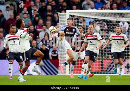 Ross Barkley d'Aston Villa (au centre) se bat pour le ballon avec Joshua Zirkzee de Manchester United (à gauche) et Jonny Evans de Manchester United (à droite) lors du match de premier League à Villa Park, Birmingham. Date de la photo : dimanche 6 octobre 2024. Banque D'Images