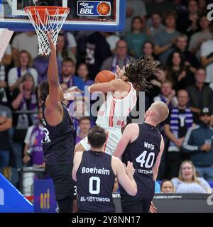 Korbleger von Carsen Edwards (FC Bayern Muenchen #3) (AM Ball), Kostja Mushidi (BG Goettingen #33) (l), Jimmy Boeheim Jr (BG Goettingen #0), Collin Welp (BG Goettingen #40), GER, BG Goettingen - FC Bayern Muenchen, Basketball, Bundesliga BBL, saison 2024-2025, 4. Spieltag, 06.10.2024. Foto : Eibner-Pressefoto - Roland Sippel Banque D'Images