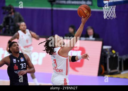 Korbleger von Carsen Edwards (FC Bayern Muenchen #3), Kostja Mushidi (BG Goettingen #33) (l), GER, BG Goettingen - FC Bayern Muenchen, Basketball, Bundesliga BBL, saison 2024-2025, 4. Spieltag, 06.10.2024. Foto : Eibner-Pressefoto - Roland Sippel Banque D'Images