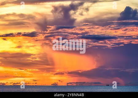Ciel coloré lever de soleil avec tempête de pluie sur la mer tropicale dans la matinée Banque D'Images