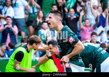 Ferrol, Espagne. Le Racing Club Ferrol remporte la promotion en Hypermotion League. Manu Justo célèbre la promotion Banque D'Images