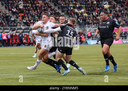 LONDRES, Royaume-Uni - 6 octobre 2024 : Will Haydon-Wood d'Exeter Chiefs est affronté par Fergus Burke et Elliot Daly des Saracens lors du Gallagher Premiership match entre Saracens et Exeter Chiefs au StoneX Stadium (crédit : Craig Mercer/ Alamy Live News) Banque D'Images