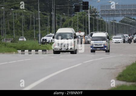 Chiangmai, Thaïlande - 3 octobre 2024 : privé vieux Nissan Urvan Van voiture . Photo à la route no.121 à environ 8 km du centre-ville de Chiangmai thaïlande. Banque D'Images