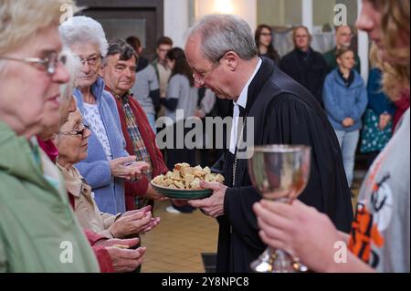 DAS zehnjaehrige Bestehen der Aktion 5,000 Brote - Konfis backen Brot fuer die Welt der Evangelischen Kirche in Deutschland EKD, der Arbeitsgemeinschaft Handwerk und Kirche im Evangelischen Verband Kirche-Wirtschaft-Arbeitswelt Kwa, Brot fuer die Welt und des Zentralverband des Deutschen Baeckerhandwerks am Seinman 2024's, Stäblein fordendim, 2024.06.06.10.06.06.10.06.10.fordenstein fordenstein fordenstein fordenstein fordenstein fordwett. Rechts haelt ein teamer der Gethsemanekirche einen Kelch mit Saft. Zum Auftakt der diesjaehrigen Aktion Banque D'Images