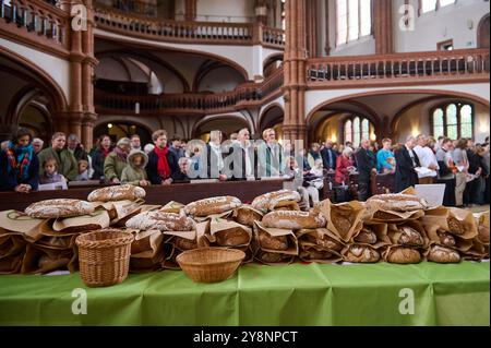 DAS zehnjaehrige Bestehen der Aktion 5,000 Brote - Konfis backen Brot fuer die Welt der Evangelischen Kirche in Deutschland EKD, der Arbeitsgemeinschaft Handwerk und Kirche im Evangelischen Verband Kirche-Wirtschaft-Arbeitswelt KWA, Brot fuer die Welt und des Zentralverband des Deutschen Baeckerhandwerks ist am Seinm 2024 2024 5,000 Zum Auftakt der diesjaehrigen Aktion am traditionellen Erntedankfest dankte der Berliner evangelische Bischof Christian Staeblein Stäblein in der Gethsem Banque D'Images