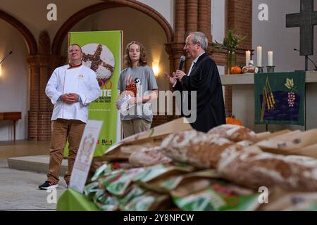 DAS zehnjaehrige Bestehen der Aktion 5,000 Brote - Konfis backen Brot fuer die Welt der Evangelischen Kirche in Deutschland EKD, der Arbeitsgemeinschaft Handwerk und Kirche im Evangelischen Verband Kirche-Wirtschaft-Arbeitswelt KWA, Brot fuer die Welt und des Zentralverert des Deutschen Baeckerhandwerks ist am Seinm 2024 2024 Baeckerpraesident Roland Ermer Thaddeus Beyer, Teamer in der Gemeinde der Gethsemanekirche und Bischof Christian Staeblein Stäblein. Zum Auftakt der diesjaehrigen Aktion am tradition Banque D'Images