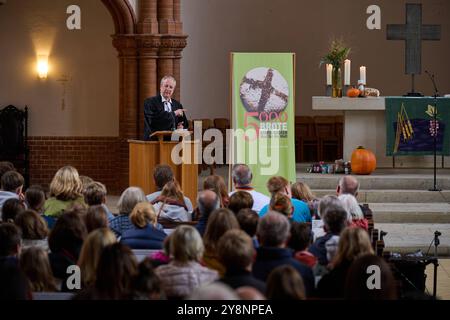 DAS zehnjaehrige Bestehen der Aktion 5,000 Brote - Konfis backen Brot fuer die Welt der Evangelischen Kirche in Deutschland EKD, der Arbeitsgemeinschaft Handwerk und Kirche im Evangelischen Verband Kirche-Wirtschaft-Arbeitswelt KWA, Brot fuer die Welt und des Zentralverband des Deutschen Baeckerhandwerk am Seinchefendim, Stäblein, 2024.06.06.06.06.06.10.06.06.2024, à Predim à Berlin Fordendim à Predim. Zum Auftakt der diesjaehrigen Aktion am traditionellen Erntedankfest dankte der Berliner evangelische Bischof Christian Staeblein Banque D'Images