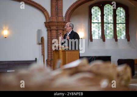 DAS zehnjaehrige Bestehen der Aktion 5,000 Brote - Konfis backen Brot fuer die Welt der Evangelischen Kirche in Deutschland EKD, der Arbeitsgemeinschaft Handwerk und Kirche im Evangelischen Verband Kirche-Wirtschaft-Arbeitswelt KWA, Brot fuer die Welt und des Zentralverband des Deutschen Baeckerhandwerk am Seinchefendim, Stäblein, 2024.06.06.06.06.06.10.06.06.2024, à Predim à Berlin Fordendim à Predim. Zum Auftakt der diesjaehrigen Aktion am traditionellen Erntedankfest dankte der Berliner evangelische Bischof Christian Staeblein Banque D'Images