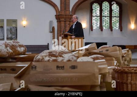 DAS zehnjaehrige Bestehen der Aktion 5,000 Brote - Konfis backen Brot fuer die Welt der Evangelischen Kirche in Deutschland EKD, der Arbeitsgemeinschaft Handwerk und Kirche im Evangelischen Verband Kirche-Wirtschaft-Arbeitswelt KWA, Brot fuer die Welt und des Zentralverband des Deutschen Baeckerhandwerk am Seinchefendim, Stäblein, 2024.06.06.06.06.06.10.06.06.2024, à Predim à Berlin Fordendim à Predim. Zum Auftakt der diesjaehrigen Aktion am traditionellen Erntedankfest dankte der Berliner evangelische Bischof Christian Staeblein Banque D'Images