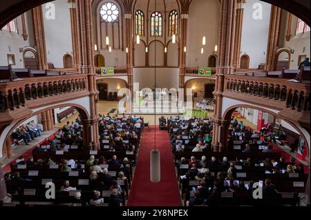 DAS zehnjaehrige Bestehen der Aktion 5,000 Brote - Konfis backen Brot fuer die Welt der Evangelischen Kirche in Deutschland EKD, der Arbeitsgemeinschaft Handwerk und Kirche im Evangelischen Verband Kirche-Wirtschaft-Arbeitswelt KWA, Brot fuer die Welt und des Zentralverband des Deutschen Baeckerhandwerks ist am Seinsten, 2024, Fordendiestem.06.06. Zum Auftakt der diesjaehrigen Aktion am traditionellen Erntedankfest dankte der Berliner evangelische Bischof Christian Staeblein in der Gethsemanekirche den mehr als 60,000 Konfirmandinnen und Konfirmanden, die Banque D'Images