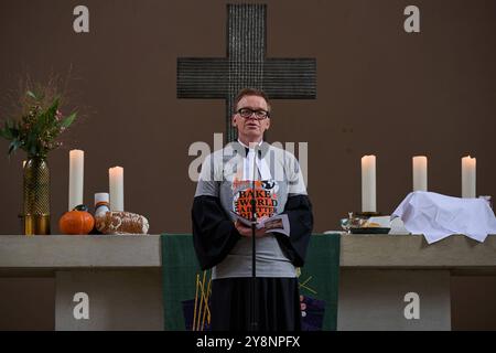 DAS zehnjaehrige Bestehen der Aktion 5,000 Brote - Konfis backen Brot fuer die Welt der Evangelischen Kirche in Deutschland EKD, der Arbeitsgemeinschaft Handwerk und Kirche im Evangelischen Verband Kirche-Wirtschaft-Arbeitswelt KWA 2024 2024 Zum Auftakt der diesjaehrigen Aktion am traditionellen Erntedankfest dankte der Berliner evangelische Bischof Christian Staeblein in der Gethsem Banque D'Images