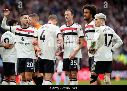 (De gauche à droite) Diogo Dalot, Matthijs de Ligt, Jonny Evans, Joshua Zirkzee et Alejandro Garnacho forment un mur défensif lors du match de premier League à Villa Park, Birmingham. Date de la photo : dimanche 6 octobre 2024. Banque D'Images