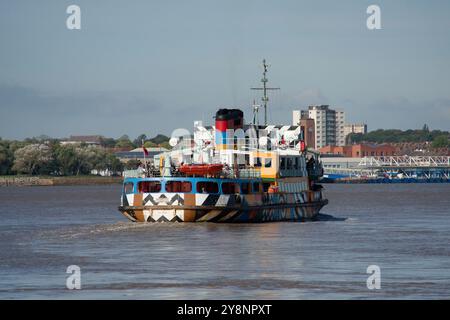 Ferry coloré dans la rivière Mersey à Liverpool Banque D'Images