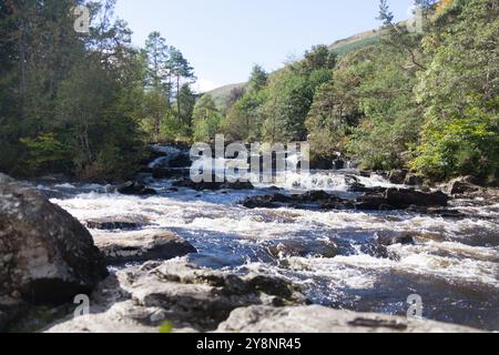 Village de Killin, Écosse. Vue pittoresque sur les chutes de Dochart en pleine vague sur la rivière Dochart. La scène a été capturée depuis le pont de Do Banque D'Images