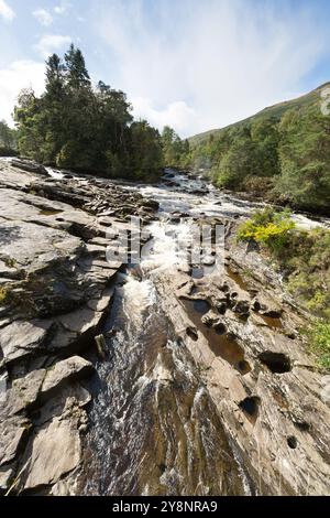 Village de Killin, Écosse. Vue pittoresque sur les chutes de Dochart en pleine vague sur la rivière Dochart. La scène a été capturée depuis le pont de Do Banque D'Images