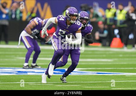 Tottenham Hotspur Stadium, Londres, Royaume-Uni. 6 octobre 2024. NFL UK Football, New York jets contre Minnesota Vikings ; Minnesota Vikings sécurité Camryn Bynum (24 ans) célèbre après avoir intercepté une passe du quarterback Aaron Rodgers (8 ans) des New York jets crédit : action plus Sports/Alamy Live News Banque D'Images