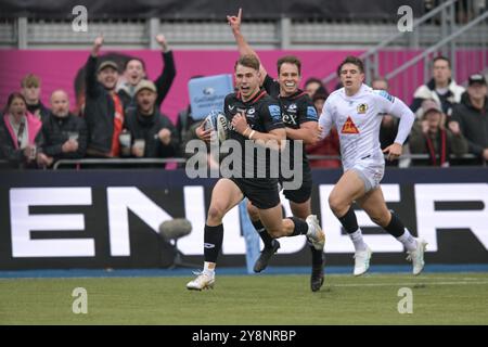 Londres, Royaume-Uni. 6 octobre 2024. Tobias Elliott des Saracens se dirige vers la ligne pour marquer pour les Saracens lors du Gallagher Premiership Rugby match opposant les Saracens et les Exeter Chiefs au StoneX Stadium, à Londres, en Angleterre, le 6 octobre 2024. Photo de Phil Hutchinson. Utilisation éditoriale uniquement, licence requise pour une utilisation commerciale. Aucune utilisation dans les Paris, les jeux ou les publications d'un club/ligue/joueur. Crédit : UK Sports pics Ltd/Alamy Live News Banque D'Images
