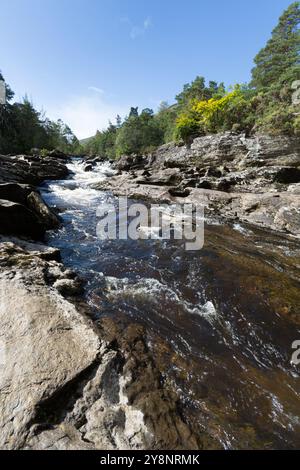 Village de Killin, Écosse. Vue pittoresque sur les chutes de Dochart en pleine vague sur la rivière Dochart. La scène a été capturée depuis le pont de Do Banque D'Images