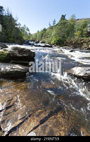 Village de Killin, Écosse. Vue pittoresque sur les chutes de Dochart en pleine vague sur la rivière Dochart. La scène a été capturée depuis le pont de Do Banque D'Images