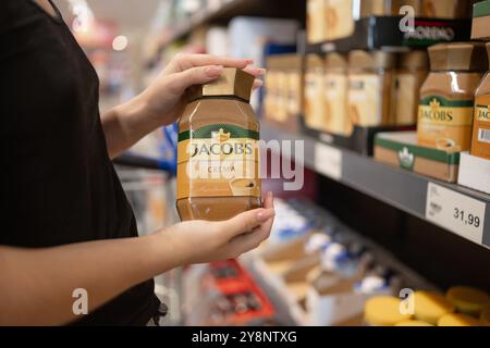 Poznan, Pologne - 29 juin 20224 : Girl Shopping pour Jacobs Crema instant Coffee in Store Banque D'Images