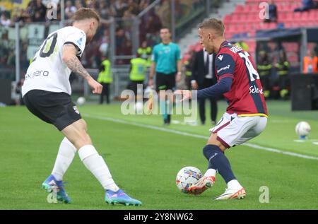 Bologne, Italie. 06 octobre 2024. Jesper Karlsson de Bologne se bat pour le ballon avec Antoine Hainaut de Parme lors du match de football italien Enilive Serie A entre Bologne fc et Parme Calcio au stade Dall'Ara, Bologne, Italie du Nord, dimanche 06 octobre, 2024. sport - Soccer - (photo Michele Nucci crédit : LaPresse/Alamy Live News Banque D'Images