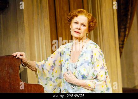 Judi Dench (Judith Bliss) dans LE RHUME DES FOINS par Noel Coward au Théâtre Royal Haymarket, Londres SW1 20/04/2006 conception: Simon Higlett éclairage: Paul Pyant réalisateur: Peter Hall Banque D'Images