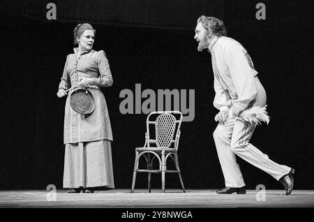 Judi Dench (Beatrice), Donald Sinden (Benedick) dans MUCH ADO ABOUT NOTHING de Shakespeare à la Royal Shakespeare Company (RSC), Aldwych Theatre, Londres WC2 29/06/1977 design : John Napier éclairage : Clive Morris réalisateur original : John Barton reconstitué par Peter Stevenson Banque D'Images