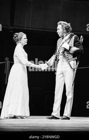 Judi Dench (Beatrice), Donald Sinden (Benedick) dans MUCH ADO ABOUT NOTHING de Shakespeare à la Royal Shakespeare Company (RSC), Aldwych Theatre, Londres WC2 29/06/1977 design : John Napier éclairage : Clive Morris réalisateur original : John Barton reconstitué par Peter Stevenson Banque D'Images