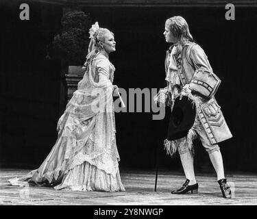 Judi Dench (Millamant), Michael Pennington (Mirabell) dans LA VOIE DU MONDE par William Congreve à la Royal Shakespeare Company (RSC), Aldwych Theatre, Londres en 1978 design : Maria Bjornson réalisateur : John Barton Banque D'Images