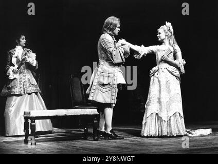 de gauche à droite : Carmen du Sautoy (MRS Marwood), Michael Pennington (Mirabell), Judi Dench (Millamant) dans LA VOIE DU MONDE par William Congreve à la Royal Shakespeare Company (RSC), Aldwych Theatre, Londres en 1978 conception : Maria Bjornson réalisateur : John Barton Banque D'Images