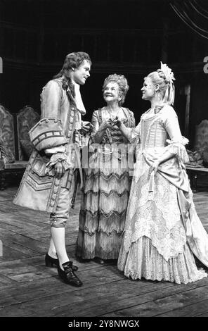 de gauche à droite : Michael Pennington (Mirabell), Beryl Reid (Lady Wishfort), Judi Dench (Millamant) dans LA VOIE DU MONDE par William Congreve à la Royal Shakespeare Company (RSC), Aldwych Theatre, Londres en 1978 conception : Maria Bjornson réalisateur : John Barton Banque D'Images